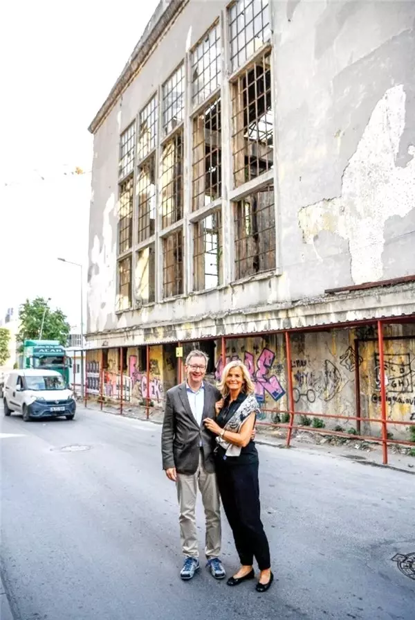 Arşivlerde saklamamız gereken belgeleri bir kafenin tuvaletinde görmek acı...