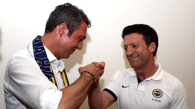 Fenerbahçe Beko'nun efsane malzemecisi Erkan Karaca, Ali Koç'a türkü söyledi! Fenerbahçe Beko'nun efsane malzemecisi Erkan Karaca, Ali Koç'a türkü söyledi!