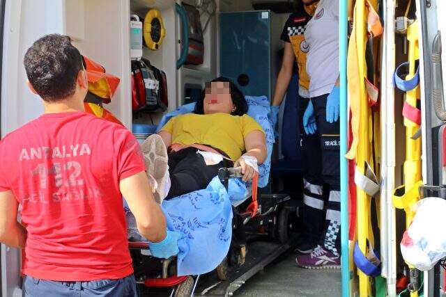 Genç kız, annesini hakaret eden kız arkadaşını sokak ortasında bıçakladı Genç kız, annesini arayıp hakaret eden kız arkadaşını sokakta bıçakladı