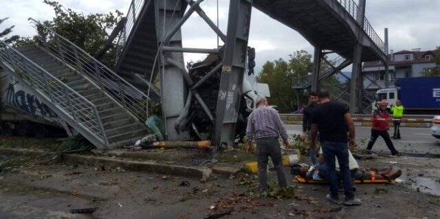Son dakika: Sakarya Pamukova'da tır durağa daldı: 2 ölü, 4 yaralı Sakarya Pamukova'da tır durağa daldı: 2 ölü, 4 yaralı