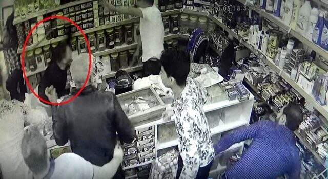 Veresiye vermeyen marketçiyi öldüresiye dövdüler Veresiye vermeyen marketçiyi öldüresiye dövdüler