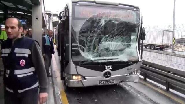 İstanbul'da metrobüsler çarpıştı: 6 yaralı