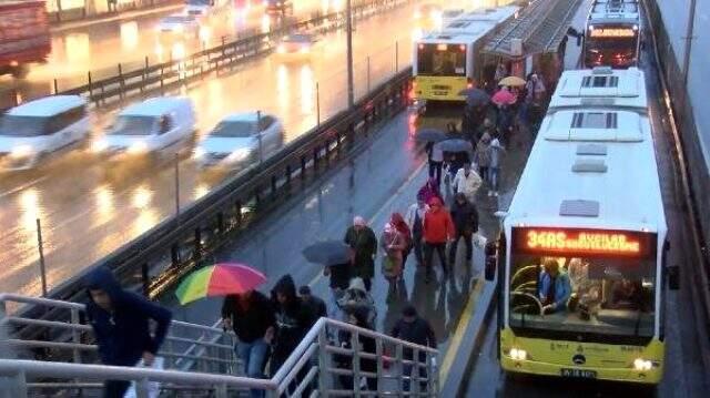 Meteoroloji, İstanbul'daki sağanak yağışın akşam saatlerine kadar süreceğini duyurdu