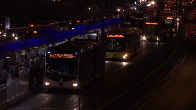 Topkapı durağı yakınlarında yaşanan metrobüs arızası seferleri aksattı