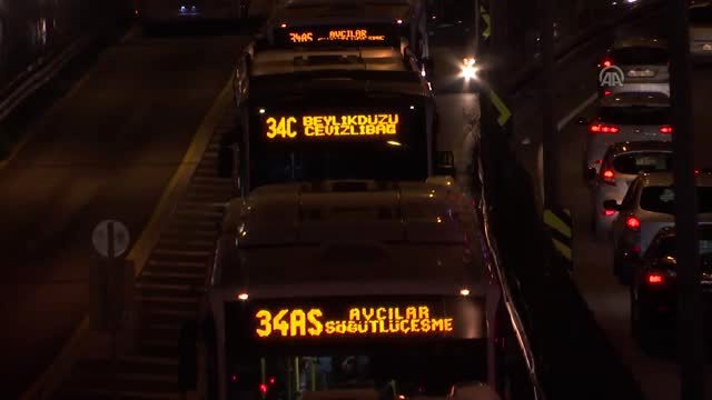 Topkapı durağı yakınlarında yaşanan metrobüs arızası seferleri aksattı