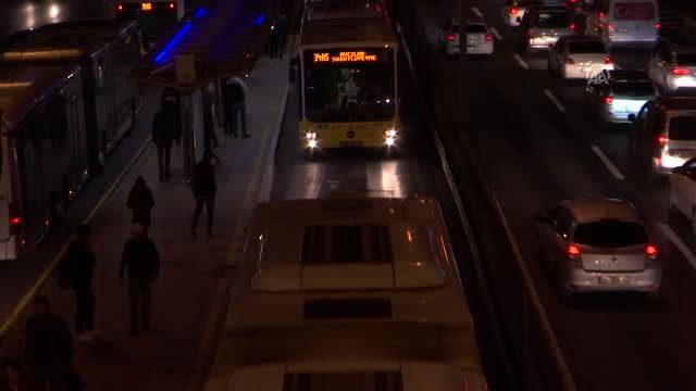 Topkapı durağı yakınlarında yaşanan metrobüs arızası seferleri aksattı