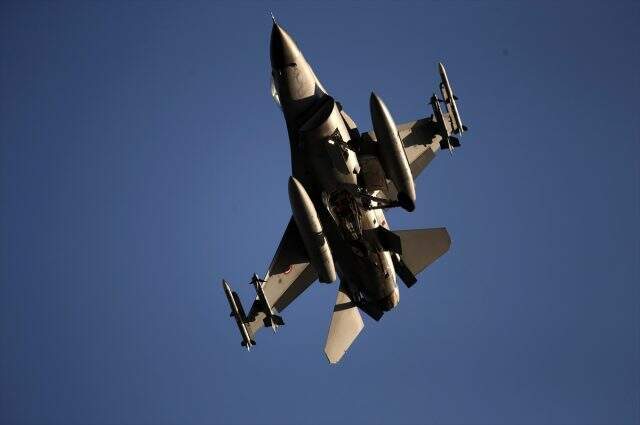 YPG köyünde yerel halk evlere Türk bayrağı astı