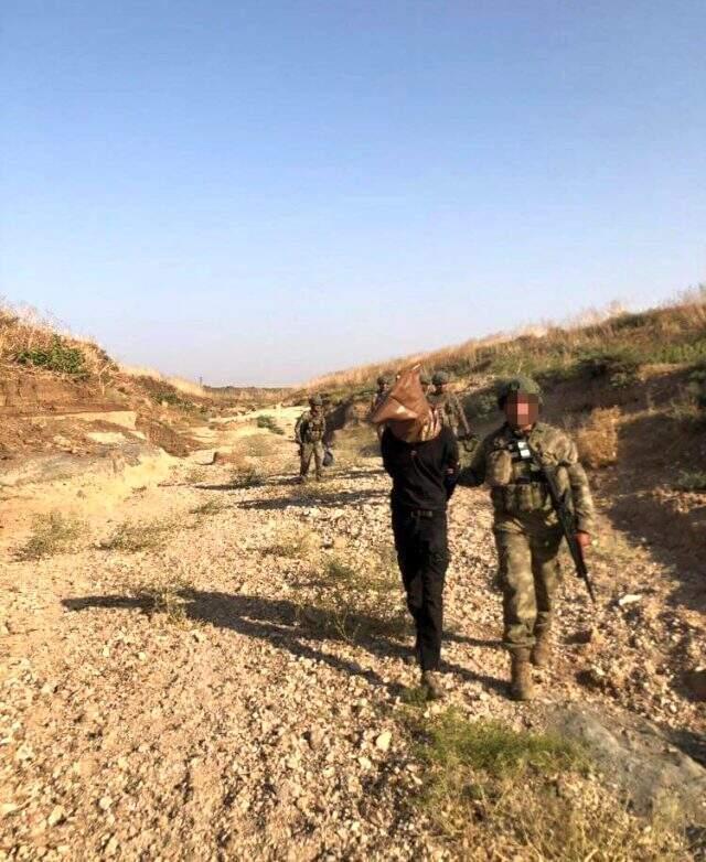 Suriye'de yakalanan teröristlerin başına çuval geçirildi