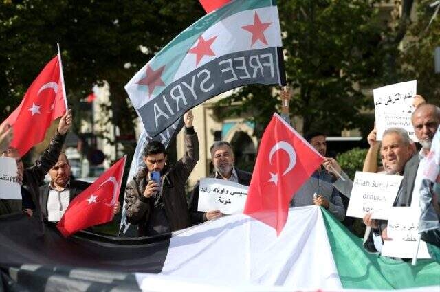 Suriyeliler, Barış Pınarı Harekatı'na destek için toplanıp slogan attı