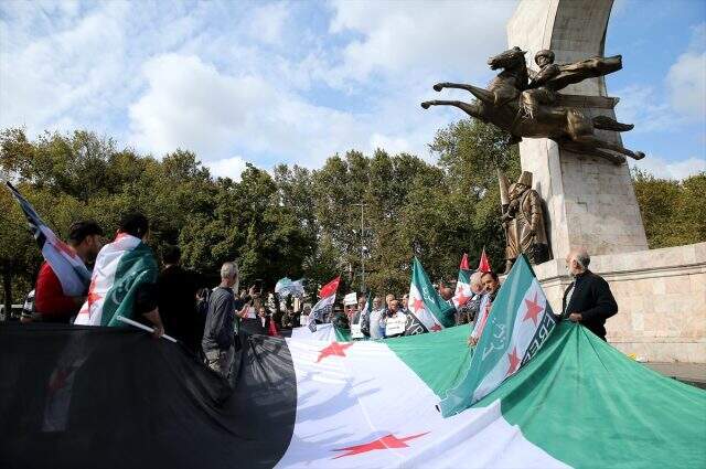 Suriyeliler, Barış Pınarı Harekatı'na destek için toplanıp slogan attı