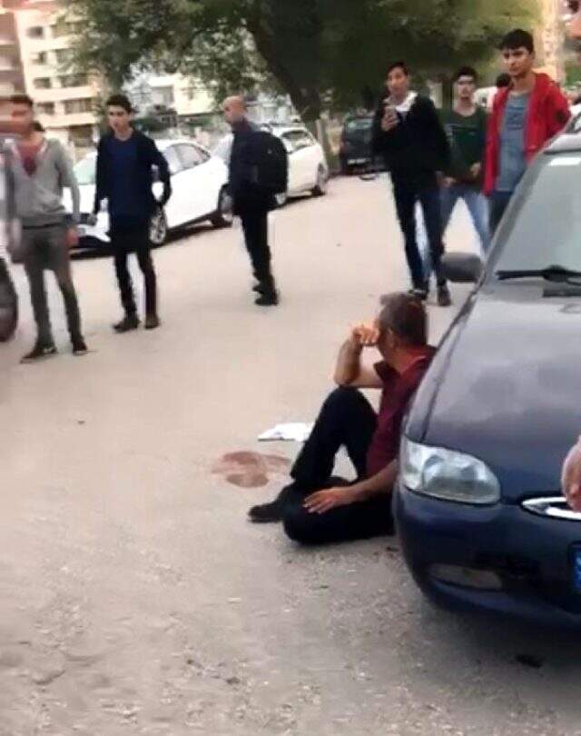 Eski eşini satırla yaralayan saldırgana mahalleliden dayak