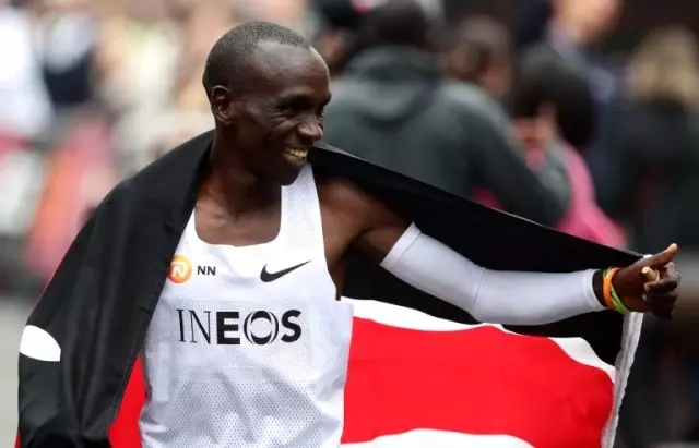 Kenyalı atlet Eliud Kipchoge, maratonu iki saatin altında koşan ilk sporcu olarak tarihe geçti