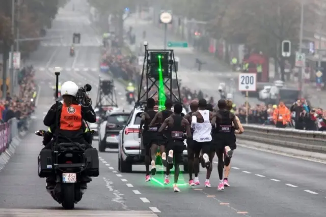 Kenyalı atlet Eliud Kipchoge, maratonu iki saatin altında koşan ilk sporcu olarak tarihe geçti