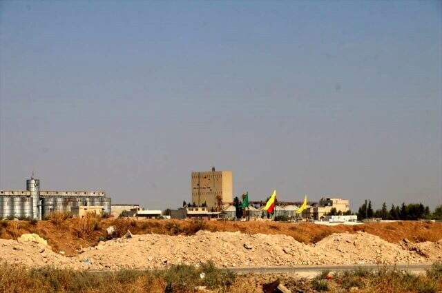 Kontrol altına alınan Resulayn şehir merkezinin girişindeki terör örgütü YPG'nin sözde bayrakları indirildi Kontrol altına alınan Resulayn şehir merkezinin girişindeki terör örgütü <a class='keyword-sd' href='/ypg/' title='YPG'>YPG</a>'nin sözde bayrakları indirildi