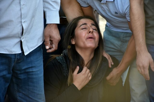 Mehmet Şirin Demir'in cenazesinde, kızının düğününde giymek için aldığı takım elbise tabutun üzerine bırakıldı