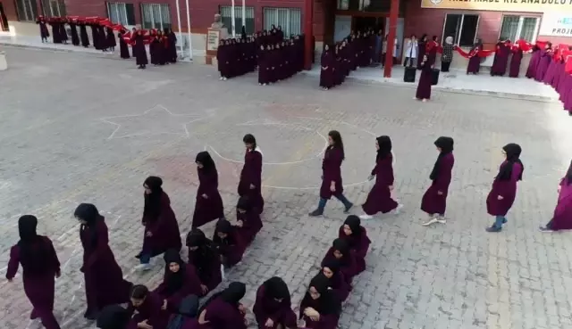 Şanlıurfalı öğrenciler, ay-yıldızlı figür oluşturarak Mehmetçik'e destek verdi