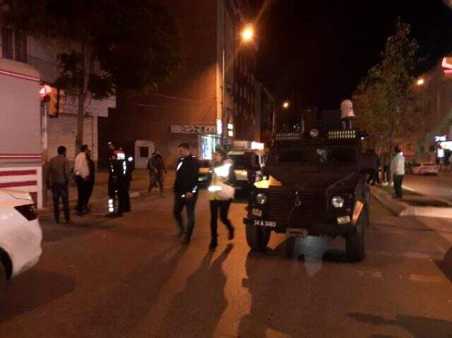 Esenyurt'ta cezaevi firarisi polisle çatıştı: 2 yaralı Esenyurt'ta cezaevi firarisi polisle çatıştı: 2 yaralı