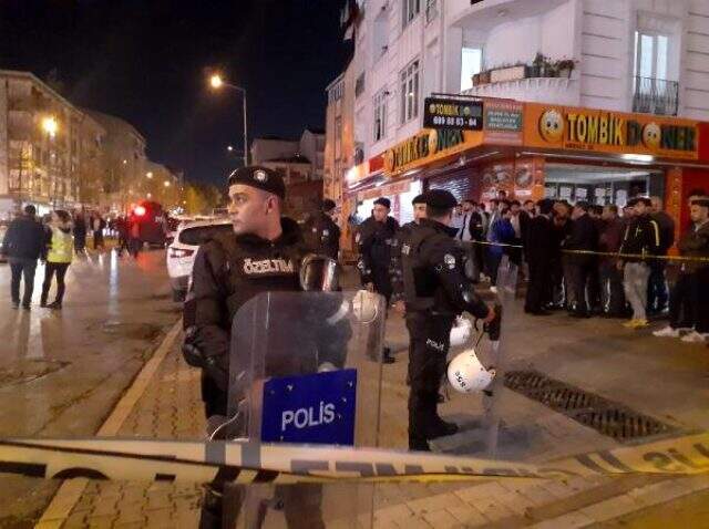 Esenyurt'ta cezaevi firarisi polisle çatıştı: 2 yaralı Esenyurt'ta cezaevi firarisi polisle çatıştı: 2 yaralı