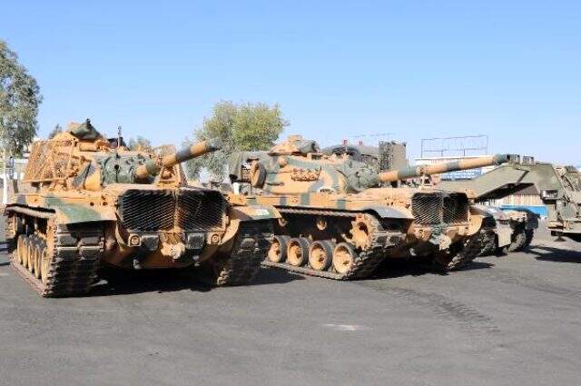 TSK tarafından Suriye sınırındaki birliklere tank sevkiyatı devam ediyor. TSK tarafından Suriye sınırındaki birliklere tank sevkiyatı devam ediyor