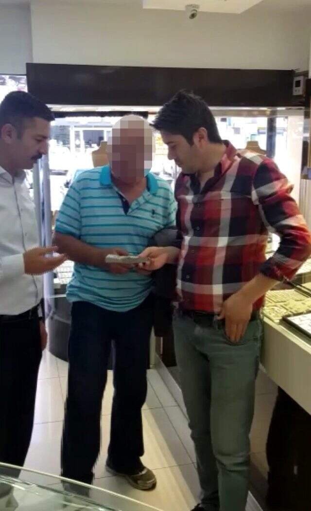Yerde bulduğu içinde 13 bin dolar bulunan paketi 'Sahibi bulunsun' diyerek dükkana teslim etti Yerde bulduğu içinde 76 bin TL bulunan paketi 'Sahibi bulunsun' diyerek dükkana teslim etti