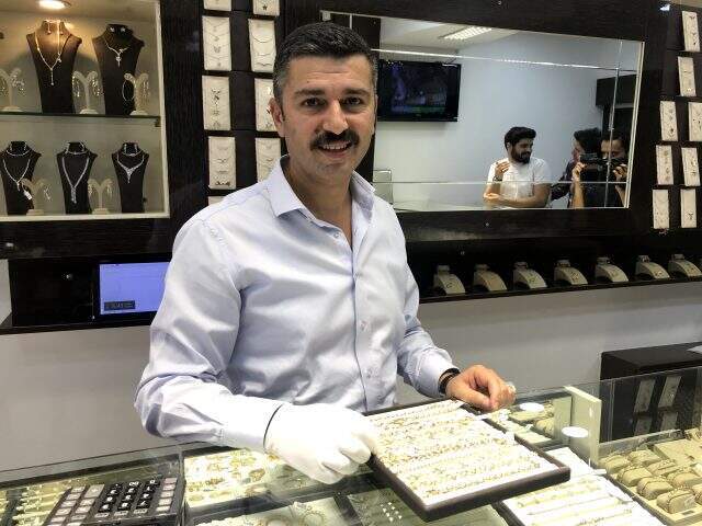 Yerde bulduğu içinde 13 bin dolar bulunan paketi 'Sahibi bulunsun' diyerek dükkana teslim etti Yerde bulduğu içinde 76 bin TL bulunan paketi 'Sahibi bulunsun' diyerek dükkana teslim etti