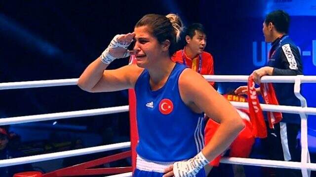 Asker selamı veren Türk sporculara, komandolar Tel Abyad'dan selam gönderdi