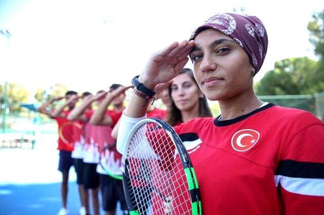 Asker selamı veren Türk sporculara, komandolar Tel Abyad'dan selam gönderdi