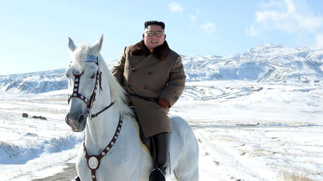 Kuzey Kore lideri Kim Jong-un beyaz atıyla kutsal Paektu dağının zirvesinde poz verdi