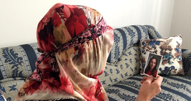Öldürülen kadın teröristin annesinden HDP önünde oturma eylemi yapan ailelere çağrı: Vazgeçmesinler