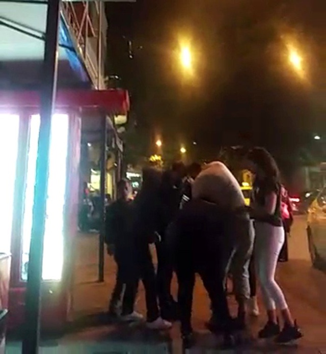 Taksim'de yabancı uyruklu iki kadın saç baş birbirine girdi