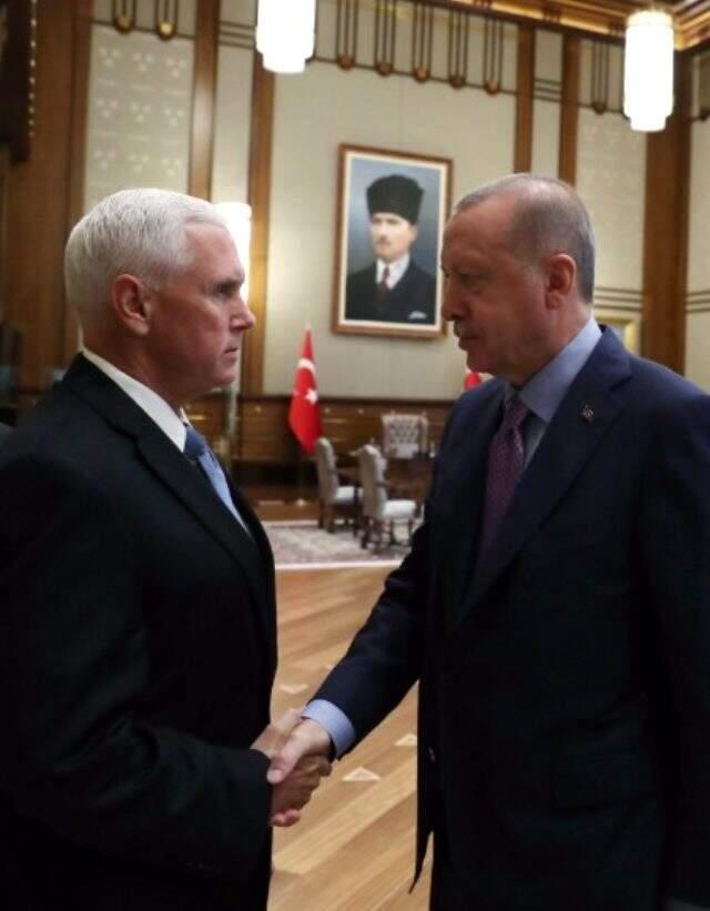 Pence ile Erdoğan görüşmesinde dikkat çeken anlar! Pence sarılmak istedi Erdoğan sadece tokalaştı