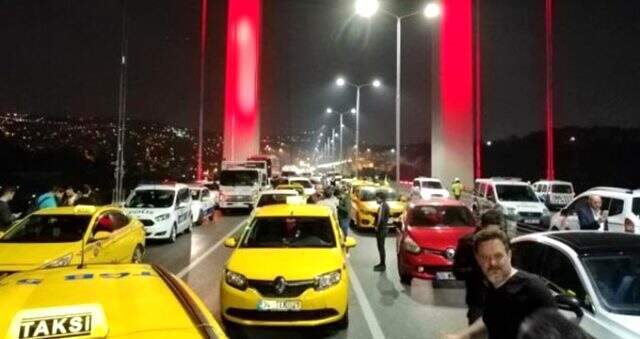 15 Temmuz Şehitler Köprüsü'nde elindeki silahla yolu kesen şahıs, metrelerce araç kuyruğu oluşturdu 15 Temmuz Şehitler Köprüsü'nde elindeki silahla yolu kesen şahıs, metrelerce araç kuyruğu oluşturdu
