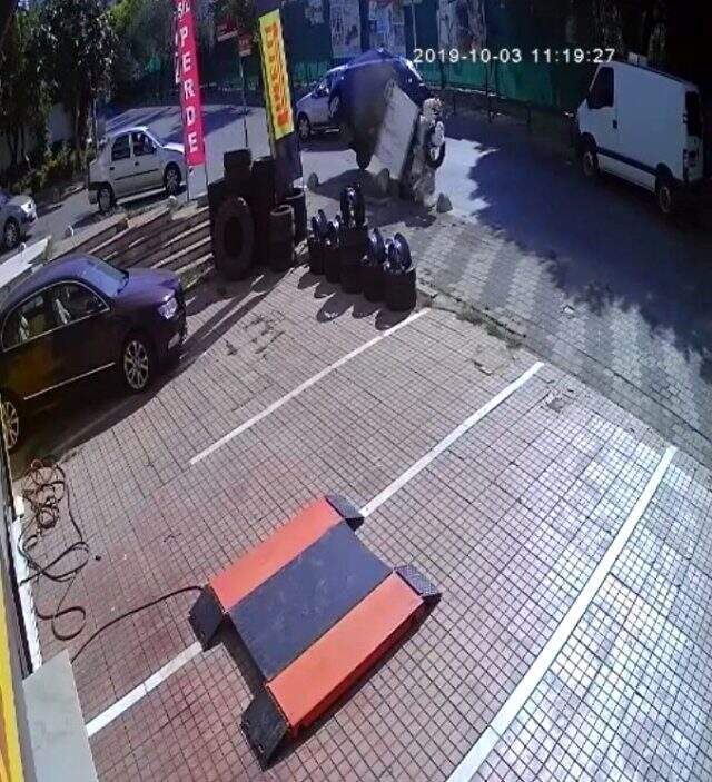 Bebek, anne ve anneannenin ölümden döndüğü kaza kamerada Bebek, anne ve anneannenin ölümden döndüğü kaza kamerada