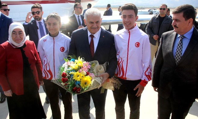 Binali Yıldırım'ı karşılamak isteyenler uzun kuyruk oluşturdu