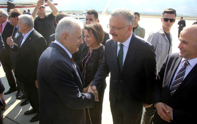 Binali Yıldırım'ı karşılamak isteyenler uzun kuyruk oluşturdu