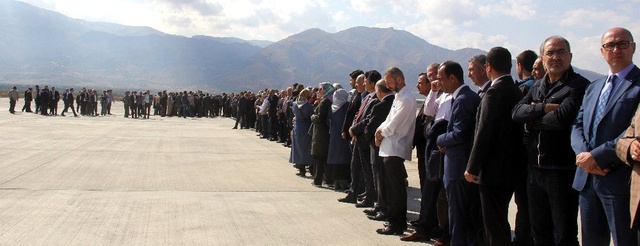 Binali Yıldırım'ı karşılamak isteyenler uzun kuyruk oluşturdu