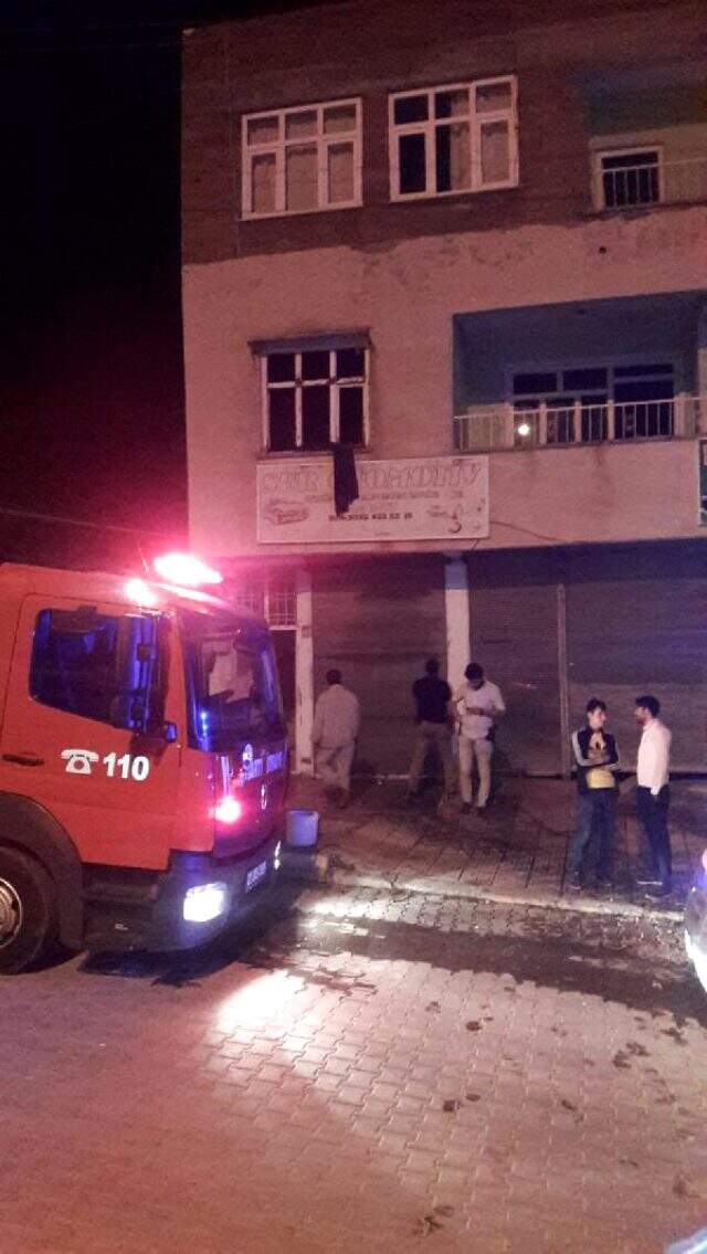 Cinnet getiren baba kendini, eşini ve kız çocuğunu benzin dökerek yaktı Cinnet getiren baba kendini, eşini ve kız çocuğunu benzin dökerek yaktı