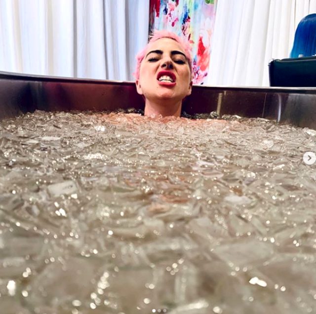 Dünyaca ünlü şarkıcı Lady Gaga'dan çırılçıplak küvet pozu