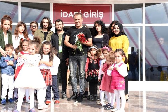 Haluk Levent, öldürülen Emine Bulut'un kızını ziyaret etti