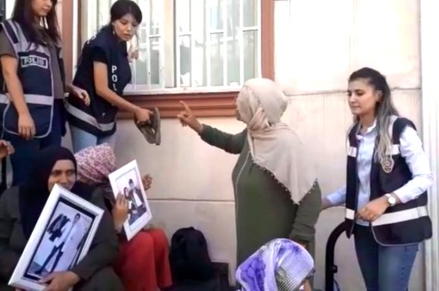 HDP önündeki aileler ile partililer arasında gerginlik yaşandı: Eylem yapan anneye hakaret ettiler