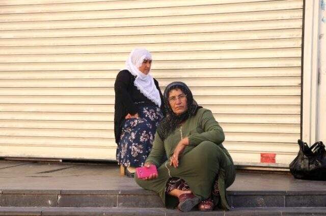 HDP önündeki aileler ile partililer arasında gerginlik HDP önündeki aileler ile partililer arasında gerginlik yaşandı: Eylem yapan anneye hakaret ettiler