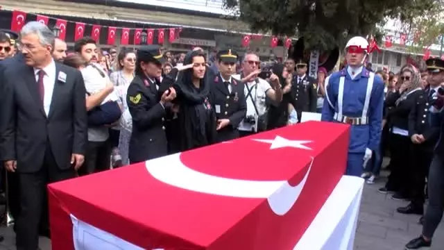 Şehit eşini son yolculuğuna asker selamıyla uğurladı