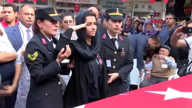 Şehit eşini son yolculuğuna asker selamıyla uğurladı