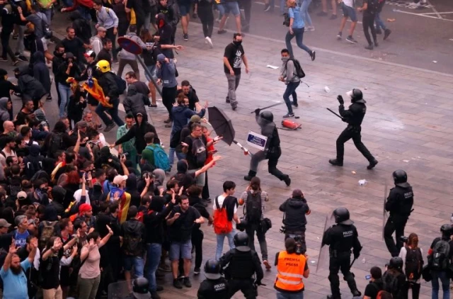Katalonya'da eylemler: On binlerce kişi sokaklara çıktı, genel grev düzenlendi