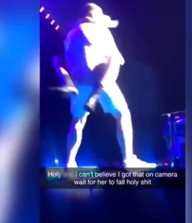 Lady Gaga, konserde kucak dansı yaparken hayranıyla birlikte sahneden düştü