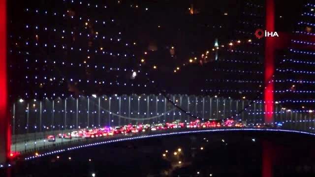 Silahını denize atan şahıs teslim oldu 15 Temmuz Şehitler Köprüsü'nde elindeki silahla yolu kesen şahıs, metrelerce araç kuyruğu oluşturdu