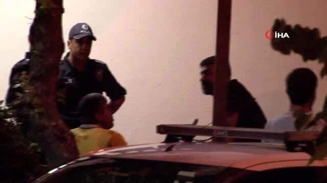 Silahını denize atan şahıs teslim oldu 15 Temmuz Şehitler Köprüsü'nde elindeki silahla yolu kesen şahıs, metrelerce araç kuyruğu oluşturdu