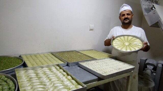 Yediği baklavanın parasını vermemek için saçını koparıp tatlının içine koydu Yediği baklavanın parasını vermemek için saçını koparıp tatlının içine koydu