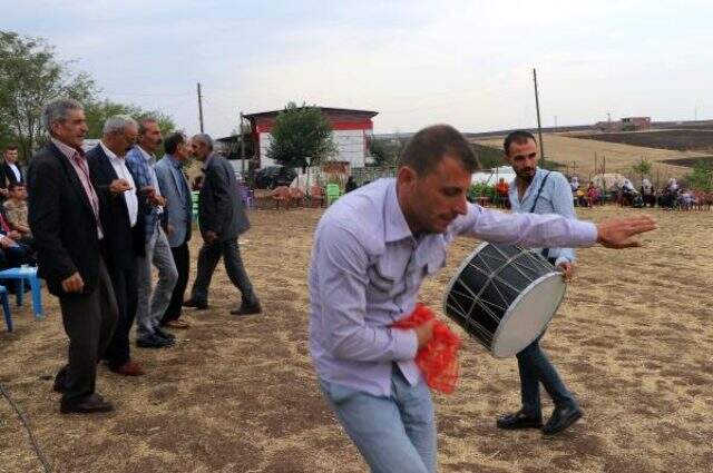 Diyarbakır annelerinin sembol ismi Hacire anne terör örgütünün elinden kurtardığı oğlunu evlendirdi Diyarbakır annelerinin sembol ismi Hacire anne terör örgütünün elinden kurtardığı oğlunu evlendirdi