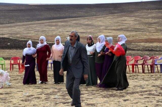 Diyarbakır annelerinin sembol ismi Hacire anne terör örgütünün elinden kurtardığı oğlunu evlendirdi Diyarbakır annelerinin sembol ismi Hacire anne terör örgütünün elinden kurtardığı oğlunu evlendirdi